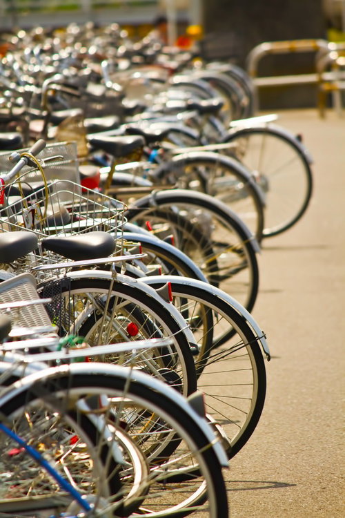 放置や違法駐輪された自転車の列