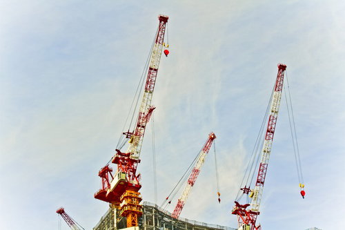 建設現場に並ぶタワークレーン
