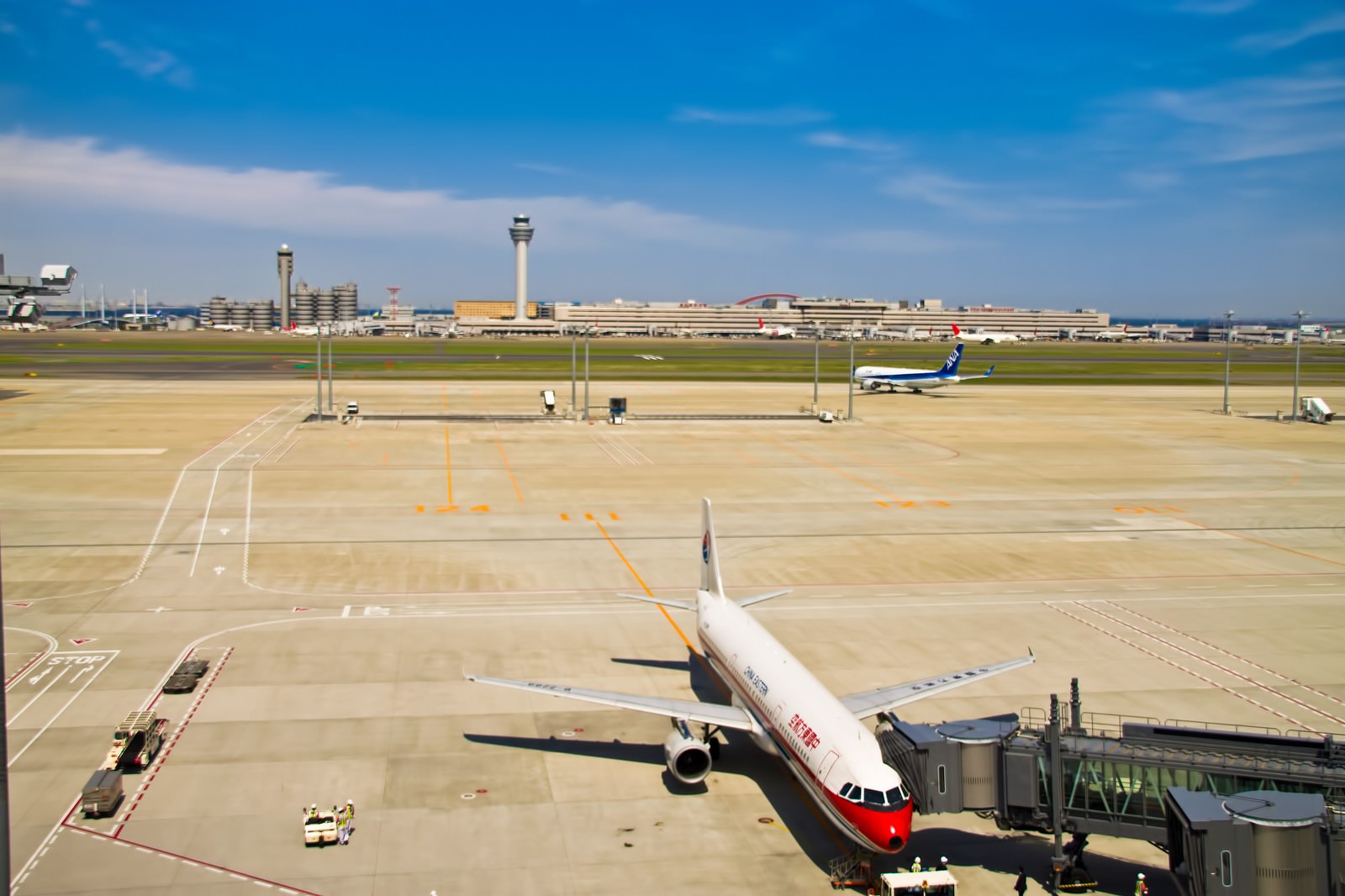晴天の空港で滑走路に駐機する飛行機