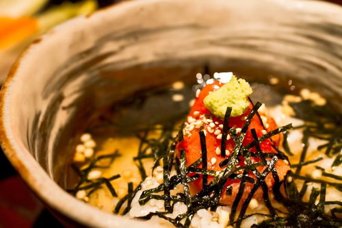 明太子と薬味が盛られたお茶漬け