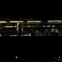 夜の有楽町駅構内のホームの写真
