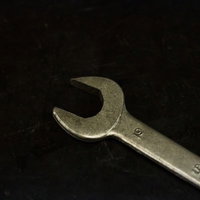 作業台に置かれたスパナと工具の写真
