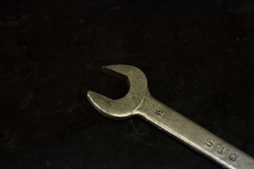 作業台に置かれたスパナと工具