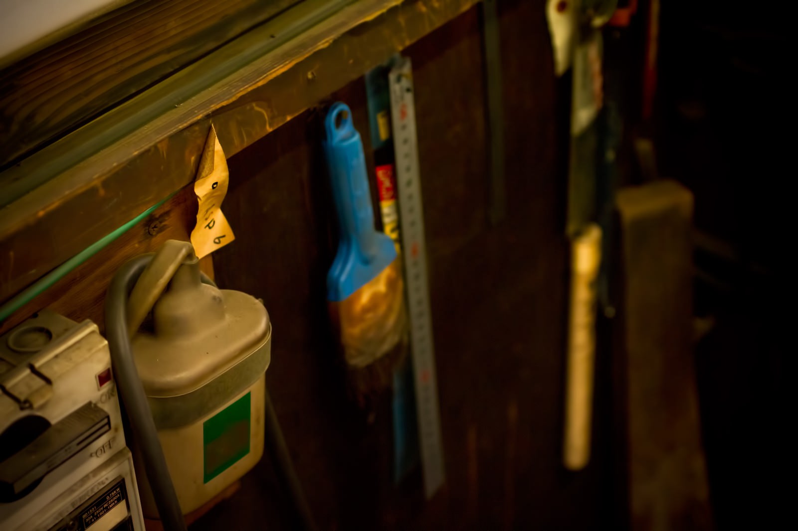 木製の壁に掛けられた工具と洗濯バサミ