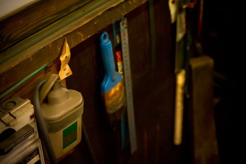 木製の壁に掛けられたスケール等の工具類