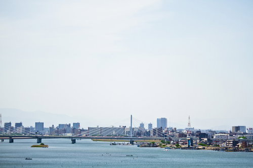 青空の下に広がる多摩川と街並み