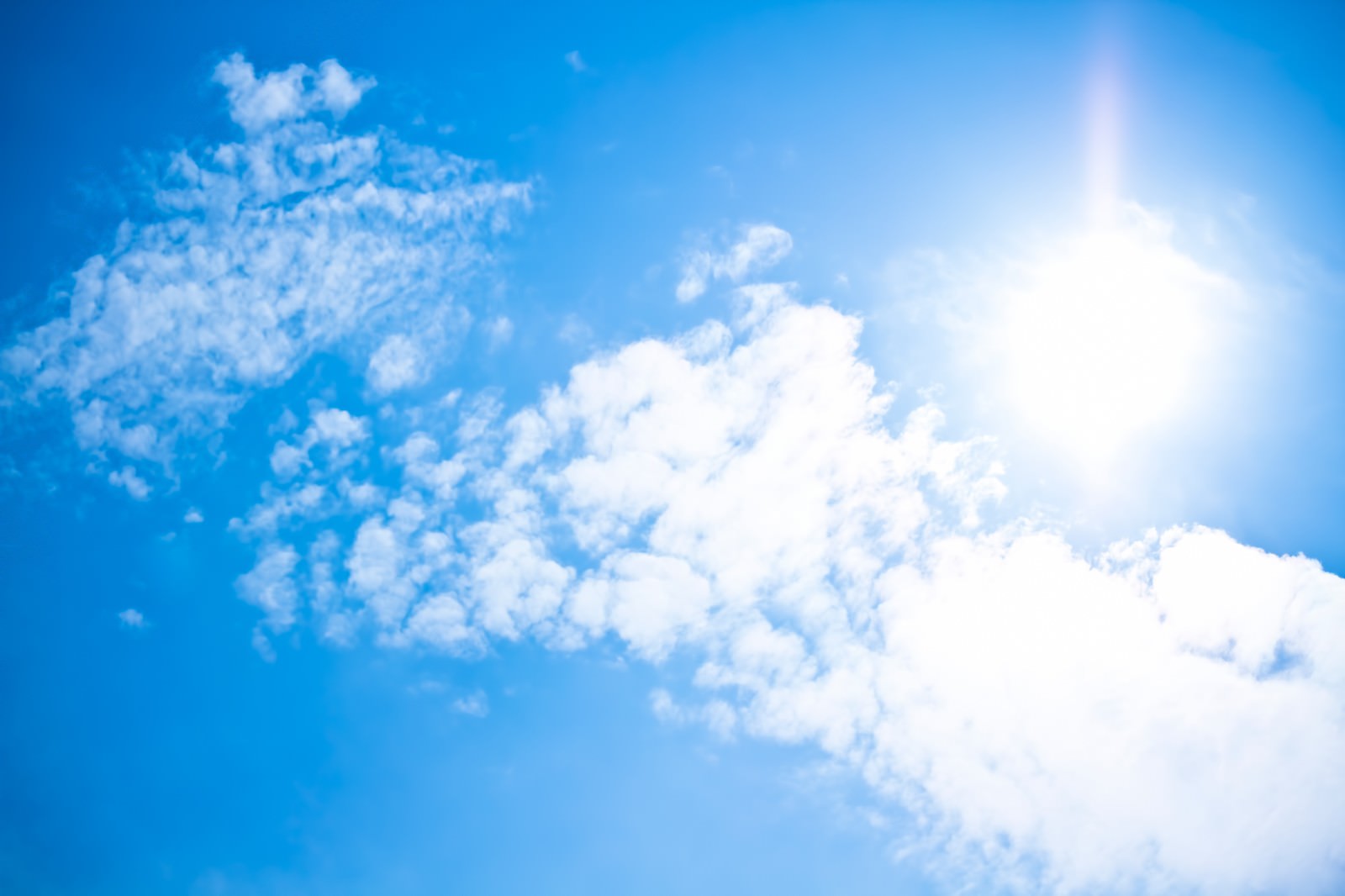 入道雲が盛り上がる真夏日の日差しと青空