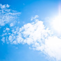 入道雲が盛り上がる真夏日の日差しと青空の写真