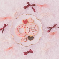 ピンクのリボンに囲まれるハートのアイシングクッキー（バレンタイン）の写真