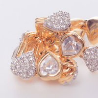 ゴールド台座に配置された光るハート型クリスタル装飾品の写真