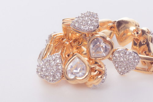 ゴールド台座に配置された光るハート型クリスタル装飾品