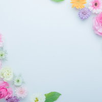 ピンクのバラと小花で彩るホワイトボードのフレーム装飾の写真