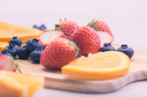 ストロベリーなどのフルーツが盛りだくさんな木製ボード