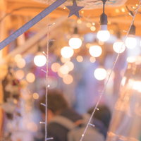 オレンジ色の温かな光のキラキラ飾り。ライトアップ装飾の写真