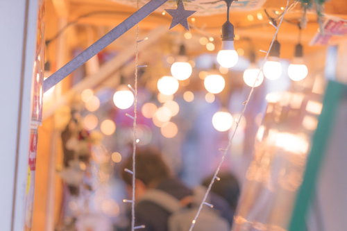 オレンジ色の温かな光のキラキラ飾り。ライトアップ装飾