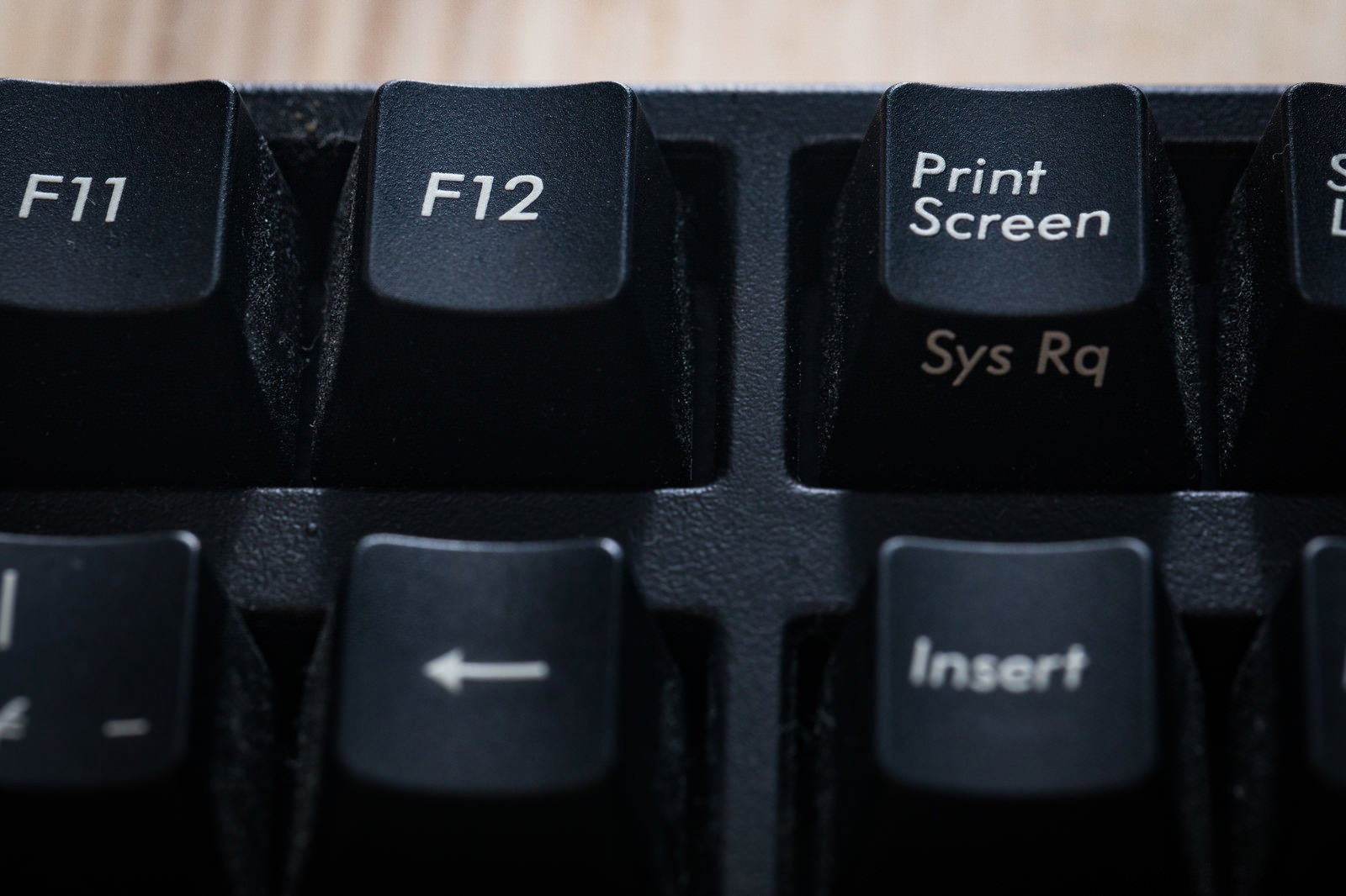黒いキーボードのPrint ScreenボタンとF11、F12キー