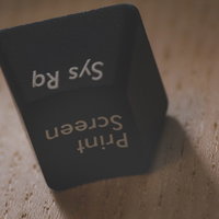 予めプリントスクリーンボタンを取り外した黒いキーボードの写真