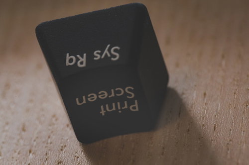 予めプリントスクリーンボタンを取り外した黒いキーボード