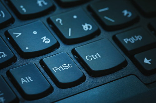 キーボードのプリントスクリーンボタンを青い光で照らした操作キー