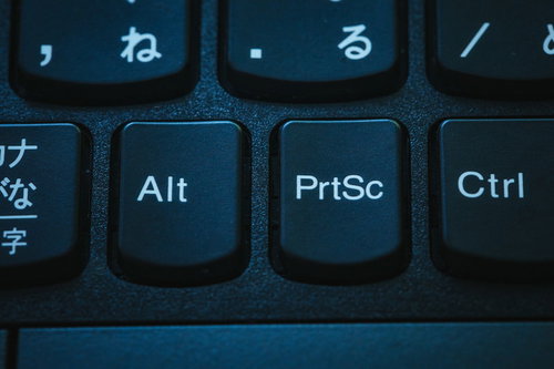 青く光るキーボードのPrtSc（プリントスクリーン）キー
