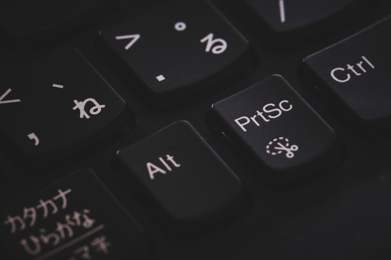 黒いキーボードのプリントスクリーンキーのクローズアップ