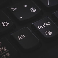 黒いキーボードの画面キャプチャができるプリントスクリーンボタンの写真