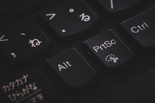 黒いキーボードの画面キャプチャができるプリントスクリーンボタン