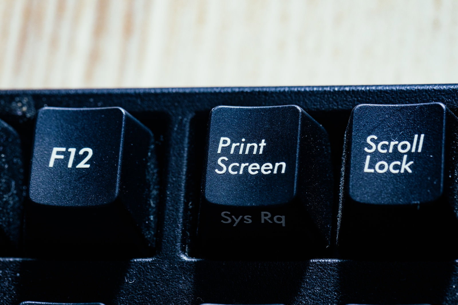 黒いキーボードのプリントスクリーンキーとスクロールロックキー