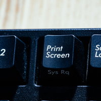 黒いキーボードのプリントスクリーンキーとスクリーンショット機能の写真