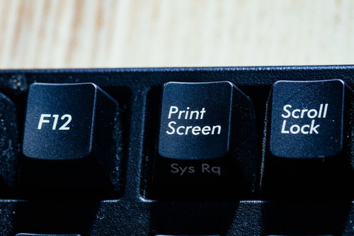 黒いキーボードのプリントスクリーンキーとスクリーンショット機能