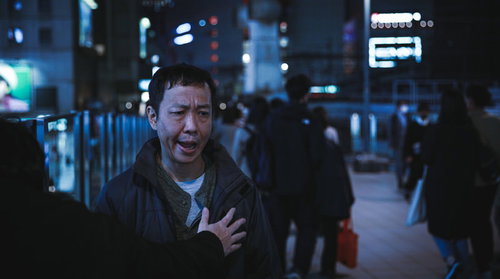 夜の繁華街で制止される憤慨男性