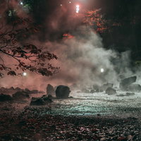 草津温泉西の河原公園で夜桜に照らされる湯けむりの写真