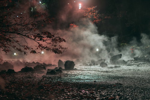 草津温泉西の河原公園で夜桜に照らされる湯けむり