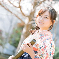 卒業証書を手にした袴姿の女性の写真