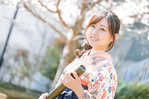 卒業証書を手にした袴姿の女性