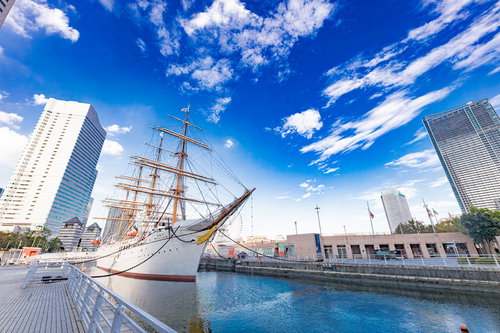 横浜みなとみらいに停泊する帆船日本丸と都市景観