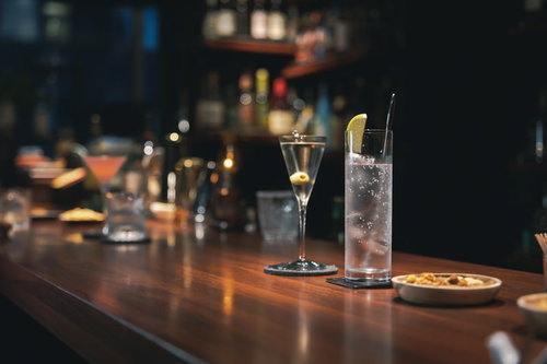 BARカウンターに置かれたマティーニとジントニック