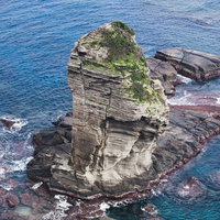 与那国島の絶壁に聳える立神岩 沖縄の海蝕によって形成された巨大岩柱の写真