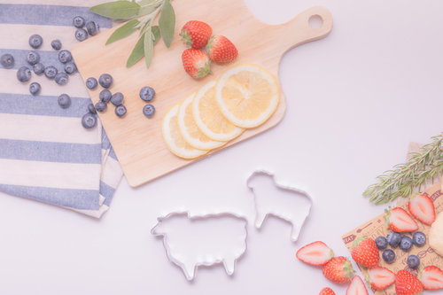 カットフルーツとひつじの型のフラットレイ