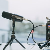 TASCAMと指向性マイクで収録中の音声機材セットの写真