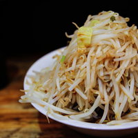 もやしてんこ盛り二郎系ラーメン豚骨スープ丼の写真