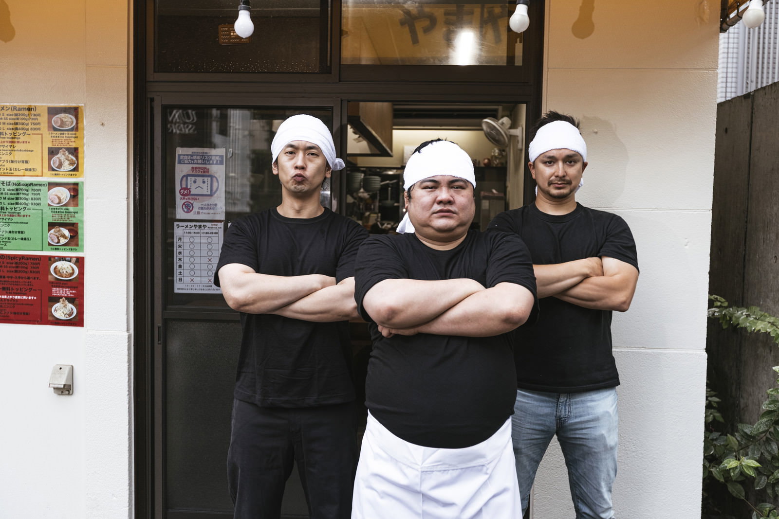 白い帽子とエプロンを着用した3人の男性店員が腕組みポーズ［モデル：段田隼人 大川竜弥 Max_Ezaki］