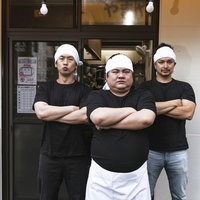 ラーメン屋の男性店員3人による腕組みポーズの写真