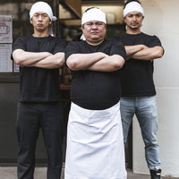 白いコック帽とエプロン姿でドヤ顔を決めるラーメン屋の店員の写真