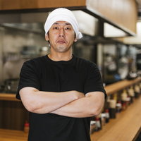 やる気にあふれたラーメン屋の新人アルバイト男性の写真