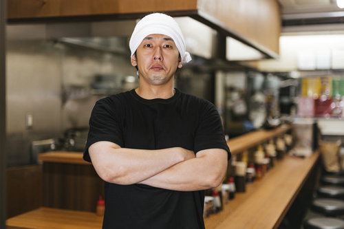 やる気にあふれたラーメン屋の新人アルバイト男性