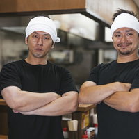 上腕を強調するラーメン屋の店員が腕組みでドヤ顔を決めるの写真