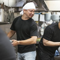 「サボってないで早く片付けろ！」と怒鳴る先輩（ドイツ人ハーフ）の写真