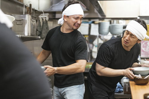 「サボってないで早く片付けろ！」と怒鳴る先輩（ドイツ人ハーフ）