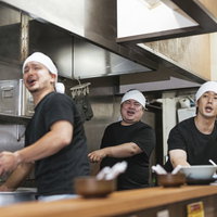 食い逃げだー！と厨房で叫ぶラーメン屋の男性店員たちの写真